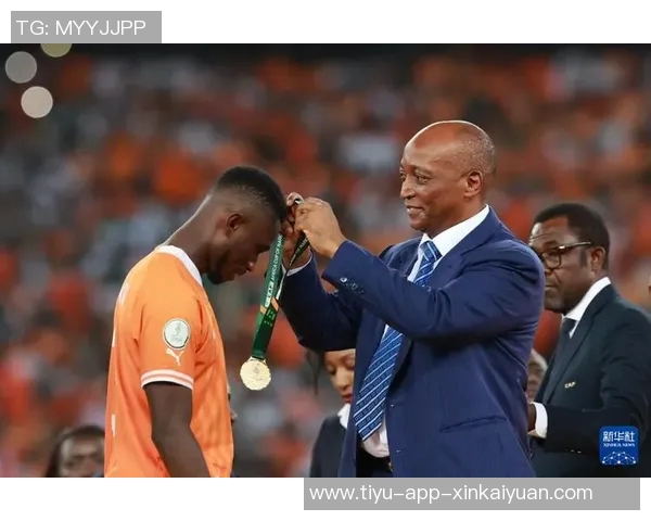 姆巴佩亲临非洲足球盛宴与非洲足联主席莫特塞佩同框合影留念